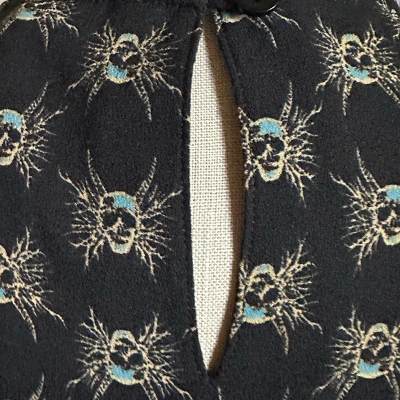 House of Harlow Long Sleeve Blouse With One Button on Back. Size medium - Picture 7 of 10